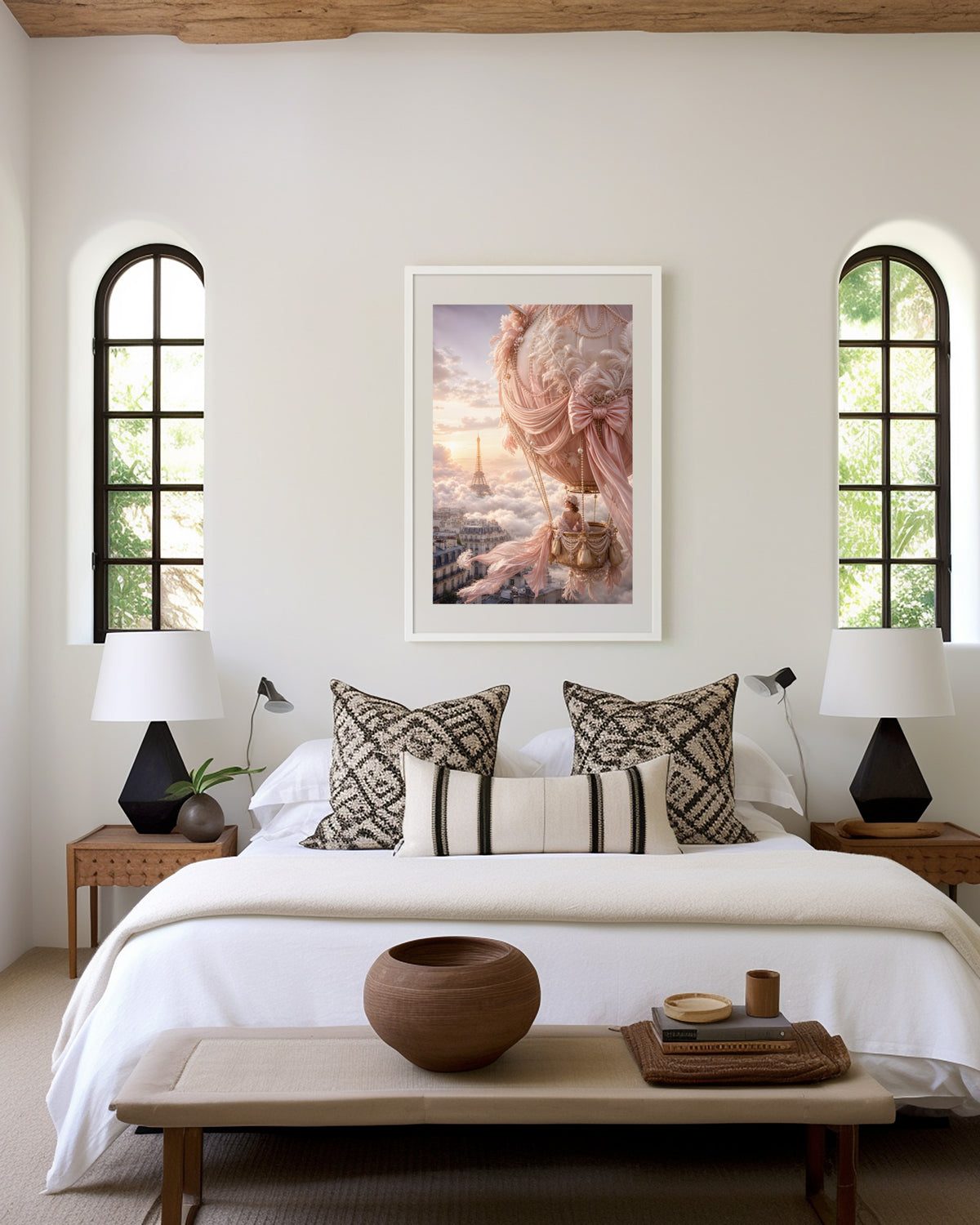 Motiv mit rosafarbenem Heißluftballon mit Perlen und Schleifen über Paris bei Sonnenuntergang, über einem Bett im hellen Schlafzimmer.