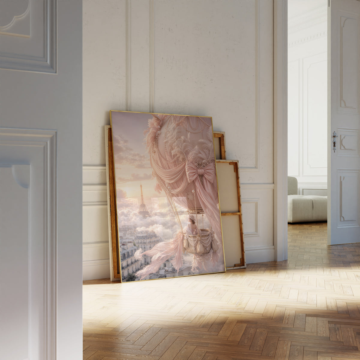Motiv mit rosafarbenem Heißluftballon mit Perlen und Schleifen über Paris bei Sonnenuntergang, als an die Wand gelehntes Poster neben leeren Rahmen.