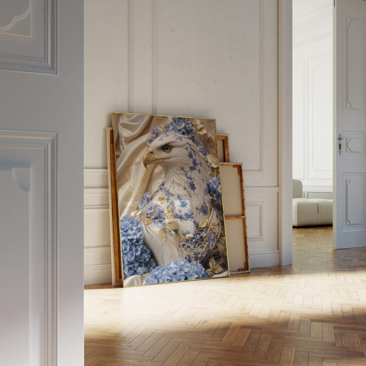 Motiv mit einem weiß-blauen Adler mit goldenem Schnabel und blauen Hortensien, als an die Wand gelehntes Poster neben leeren Rahmen.