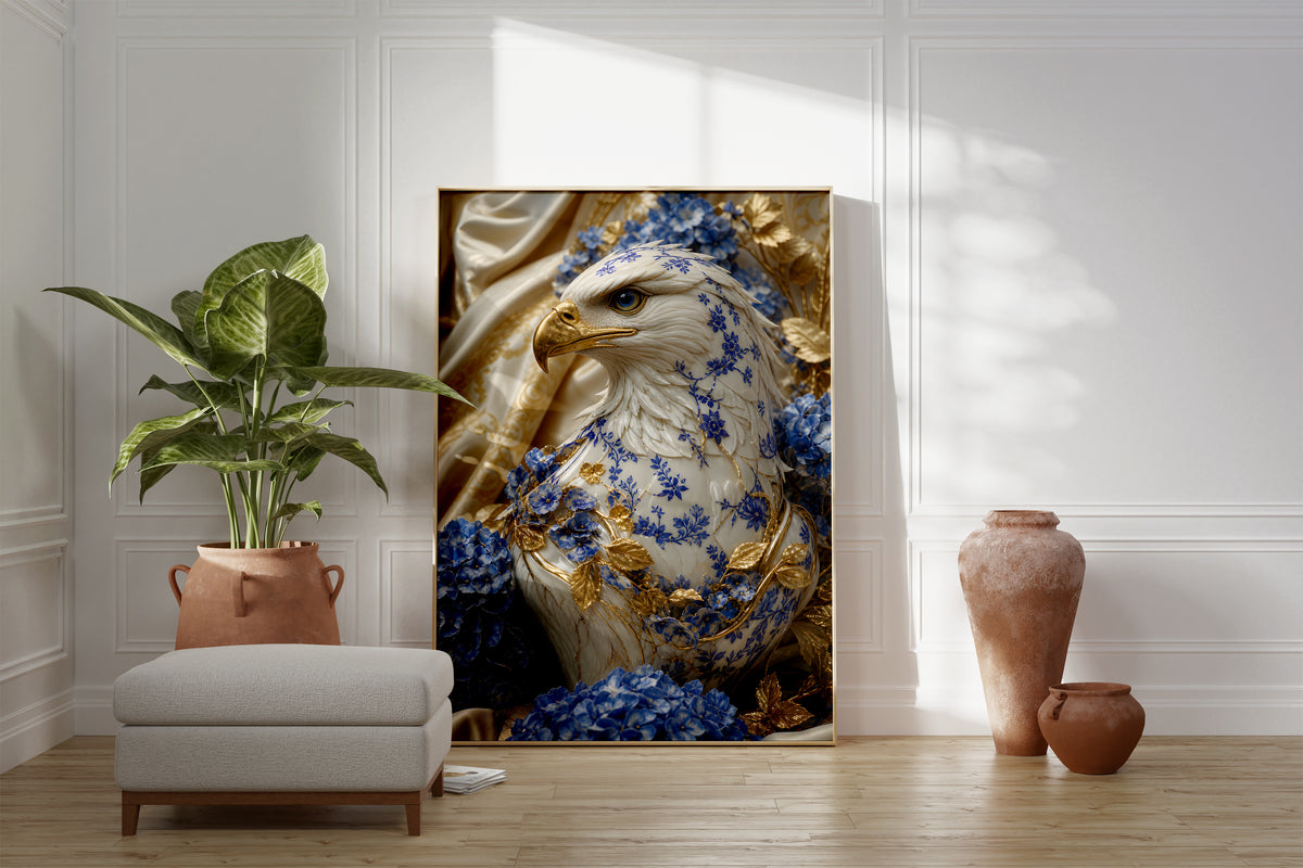 Motiv mit einem weiß-blauen Adler mit goldenem Schnabel und blauen Hortensien, als gerahmtes Poster neben Sessel und Zimmerpflanze.