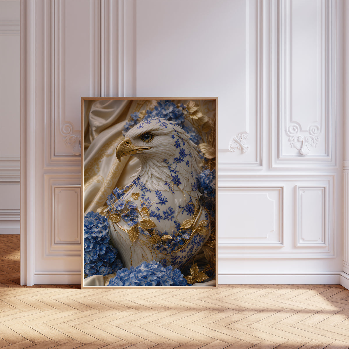 Gerahmtes Poster mit einem weiß-blauen Adler mit goldenem Schnabel und blauen Hortensien, vor einer weißen Wand mit Zierleisten.