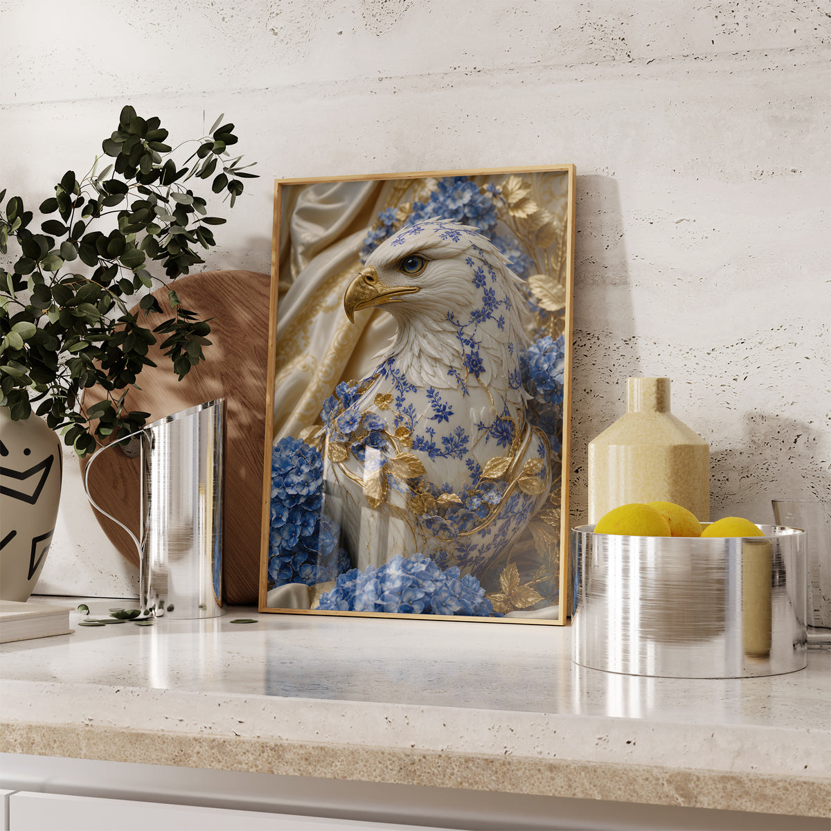 Gerahmtes Poster mit einem weiß-blauen Adler mit goldenem Schnabel und blauen Hortensien, auf einer Küchenarbeitsplatte neben Pflanzen und Zitronen.