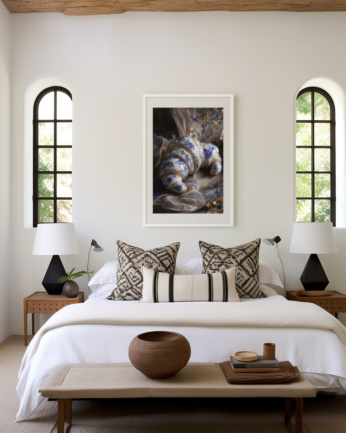 Motiv mit einem weiß-blauen Croissant in Porzellanoptik mit goldenen Verzierungen, als gerahmtes Poster in den Händen einer Frau.