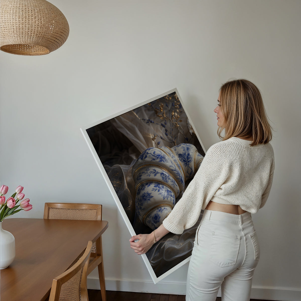Motiv mit einem weiß-blauen Croissant in Porzellanoptik mit goldenen Verzierungen, über einem Bett im hellen Schlafzimmer.