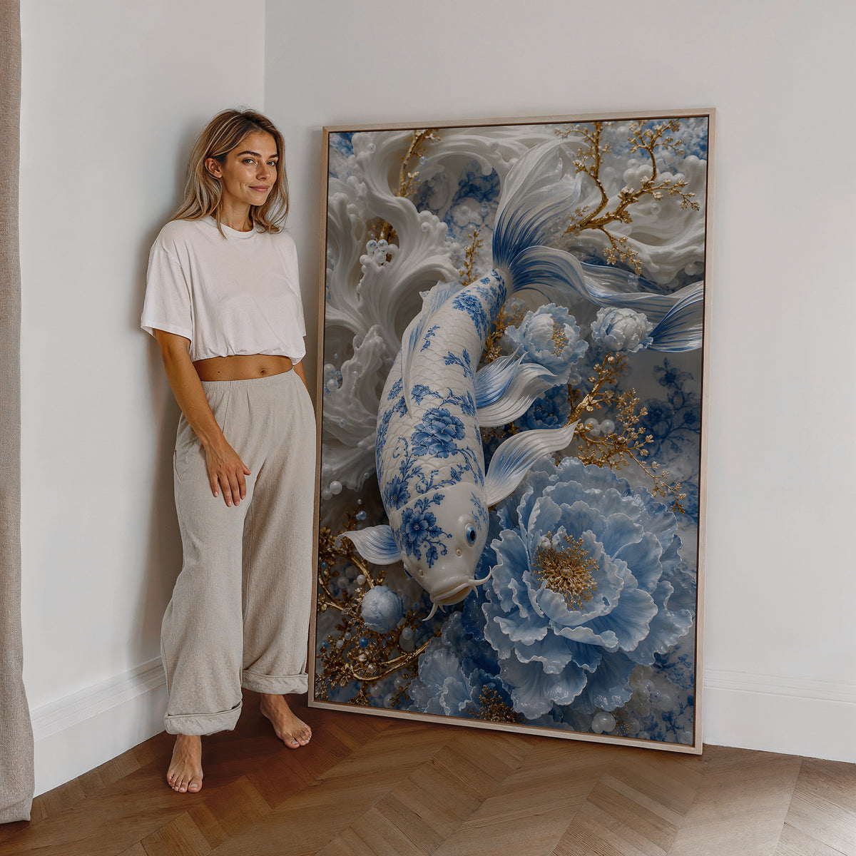 Motiv mit einem weiß-blauen Koi, hellblauen Blüten und goldenen Zweigen, als großes gerahmtes Wandbild neben einer Frau.