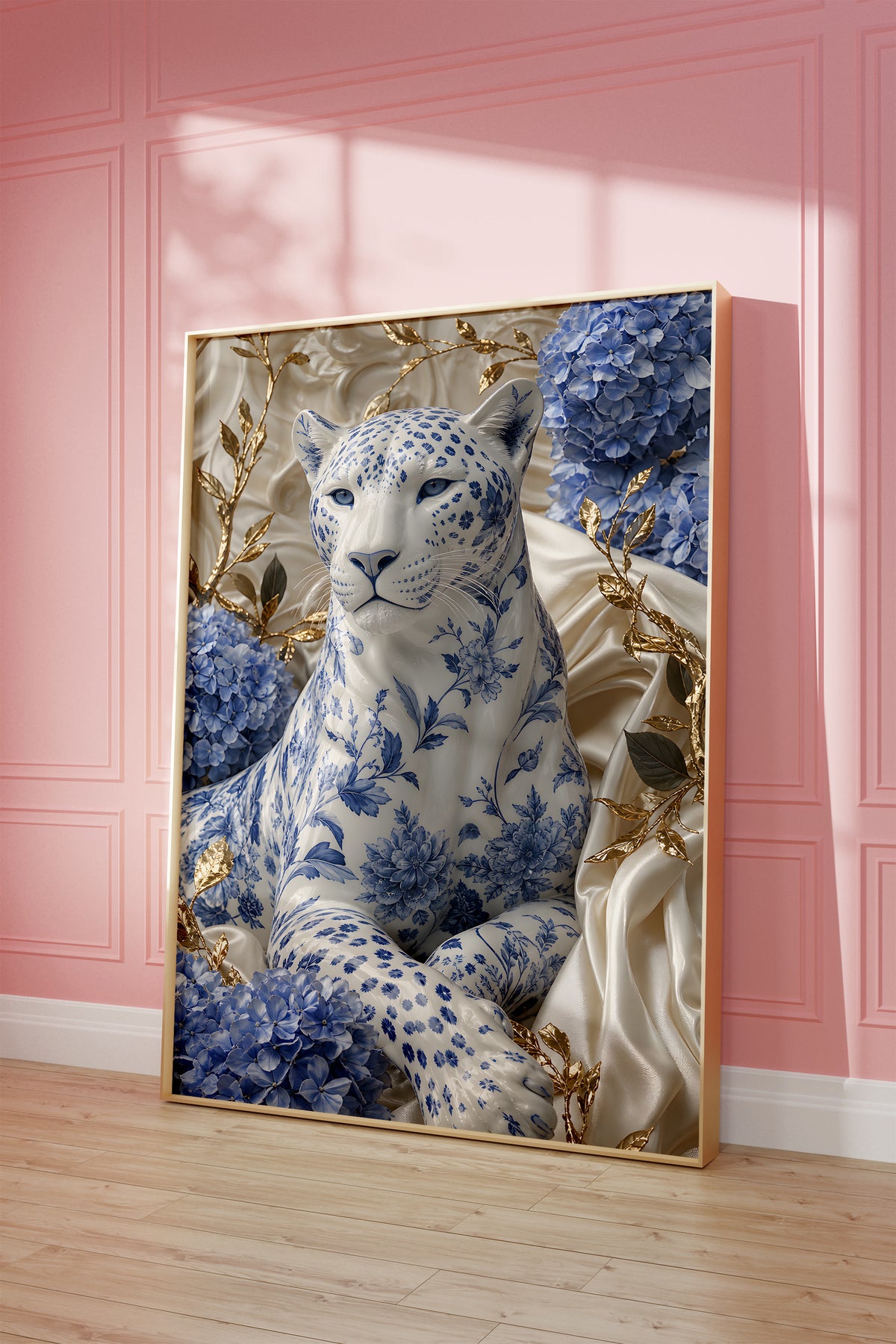 Motiv mit weißem Panther mit blauem Porzellanmuster zwischen Hortensien und goldenen Zweigen, als gerahmtes Poster vor einer rosafarbenen Wand.