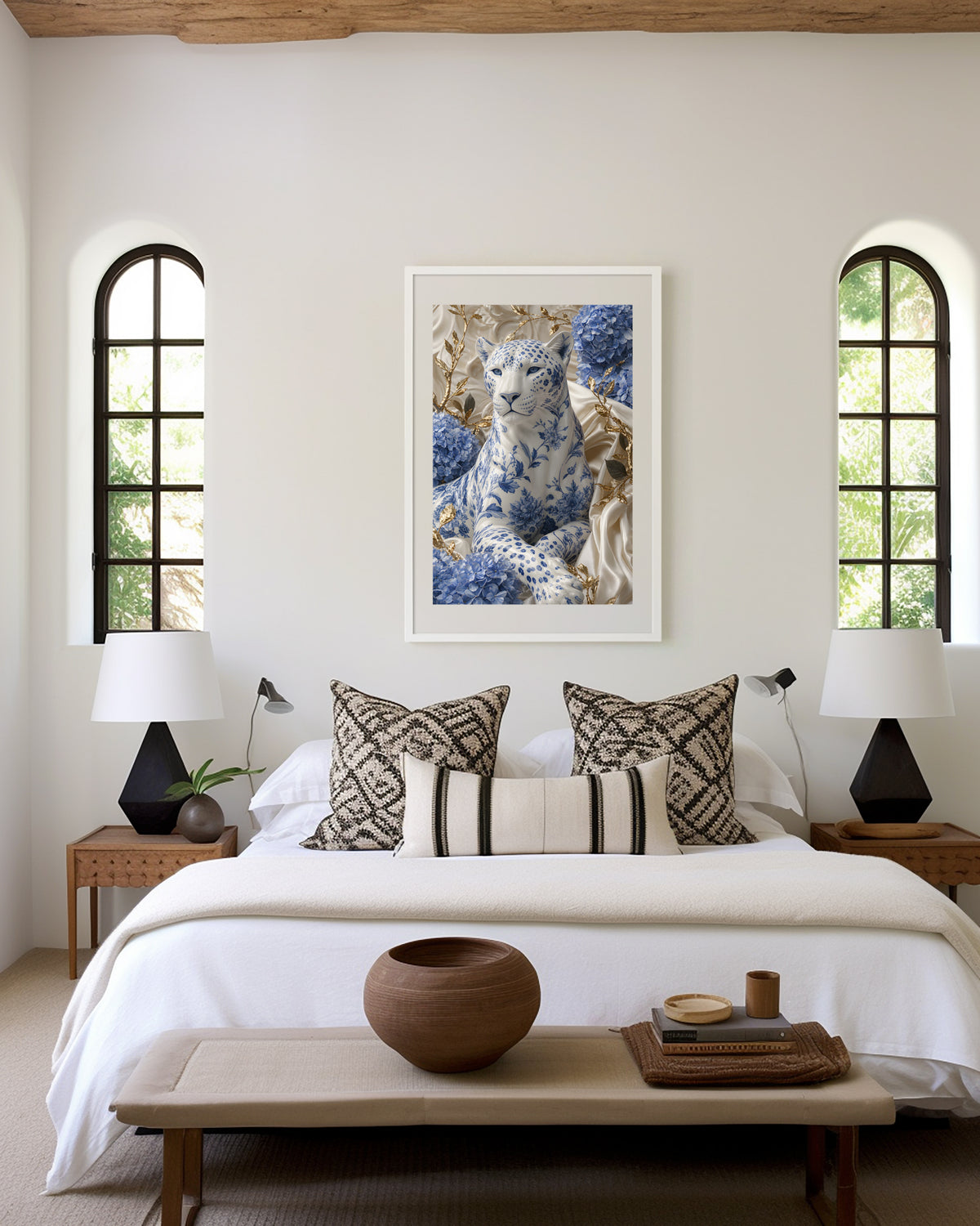 Motiv mit weißem Panther mit blauem Porzellanmuster zwischen Hortensien und goldenen Zweigen, über einem Bett im hellen Schlafzimmer.