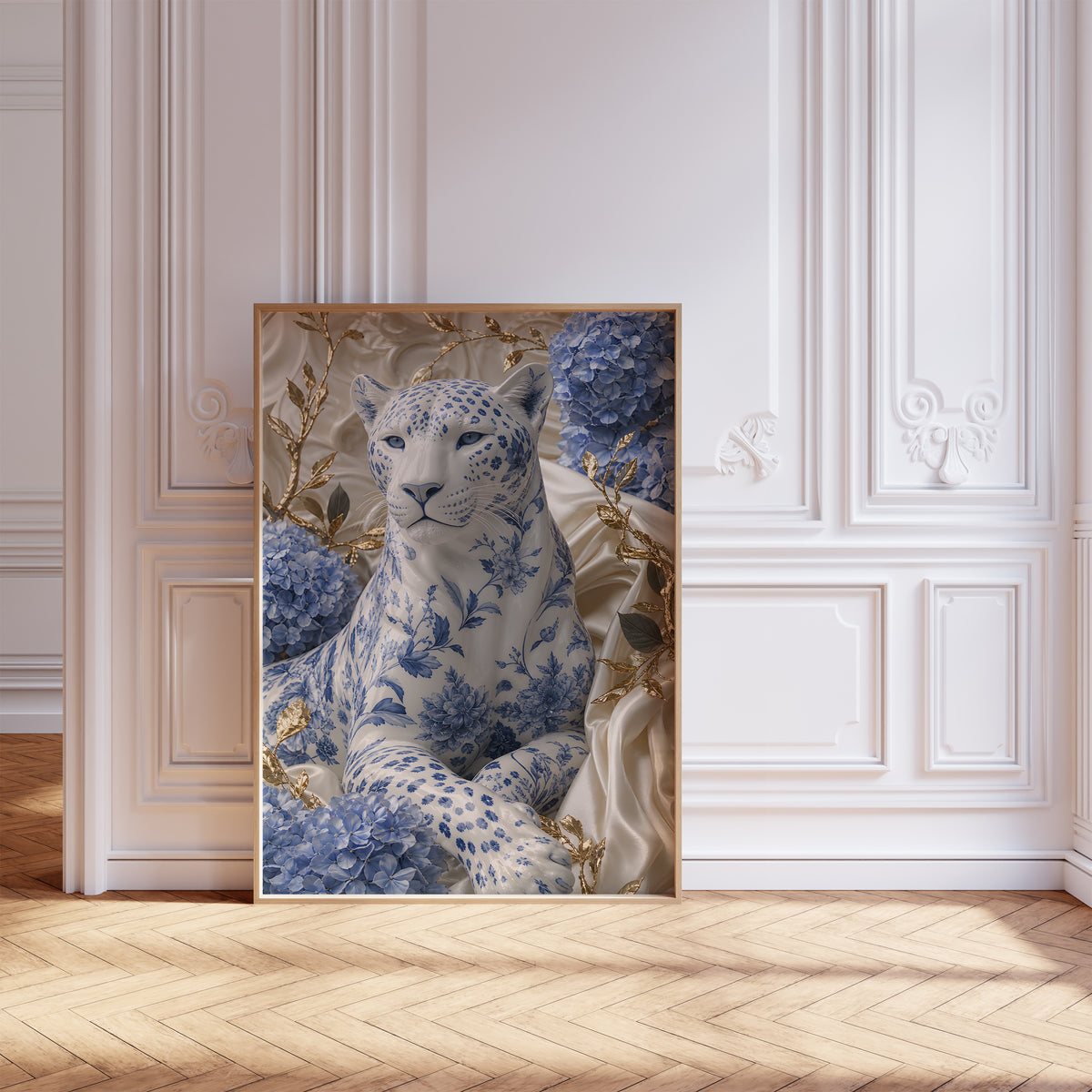 Gerahmtes Poster mit weißem Panther mit blauem Porzellanmuster zwischen Hortensien und goldenen Zweigen, als einzelne Wanddekoration in einer Wohnraumansicht.