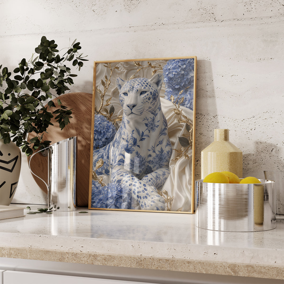 Gerahmtes Poster mit weißem Panther mit blauem Porzellanmuster zwischen Hortensien und goldenen Zweigen, als einzelne Wanddekoration in einer Wohnraumansicht.