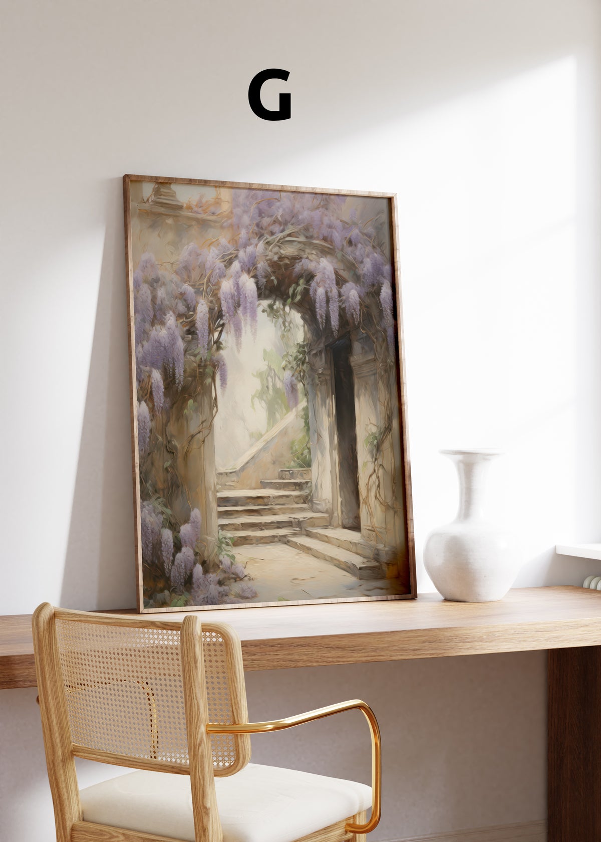 Postermotiv G: Steinerner Torbogen mit üppigem lila Blauregen und einer Treppe. Im Holzrahmen auf einem Schreibtisch.