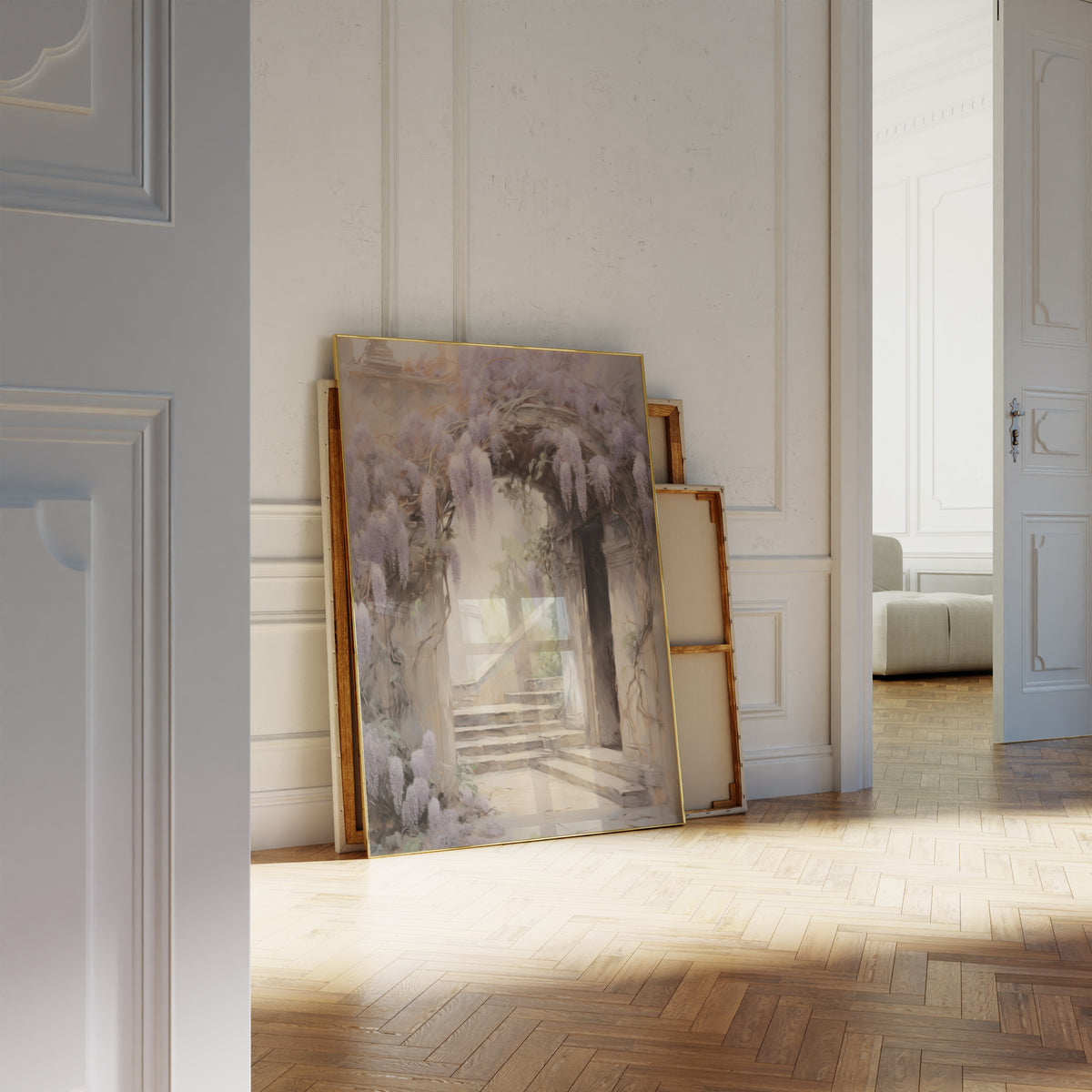 Gerahmtes Poster neben einer großen weißen Vase an einer Wand mit Zierleisten. Motiv: Steinerner Torbogen mit üppigem lila Blauregen und einer Treppe.