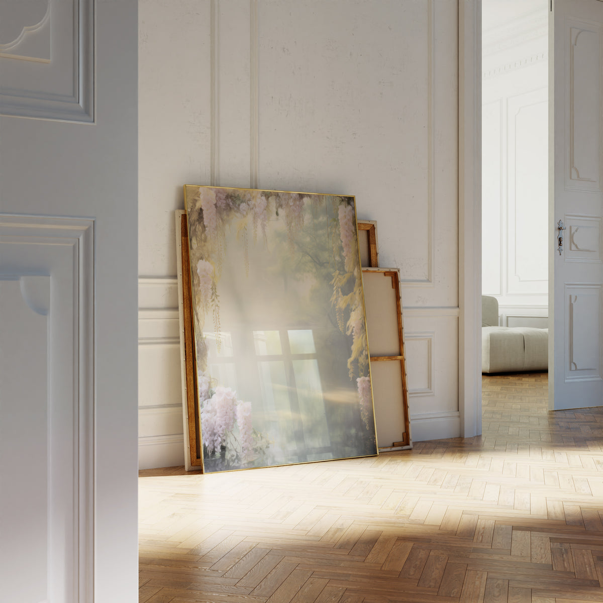 Gerahmtes Poster neben einer großen weißen Vase an einer Wand mit Zierleisten. Motiv: Herabhängender Blauregen an einem ruhigen See im sanften Licht.