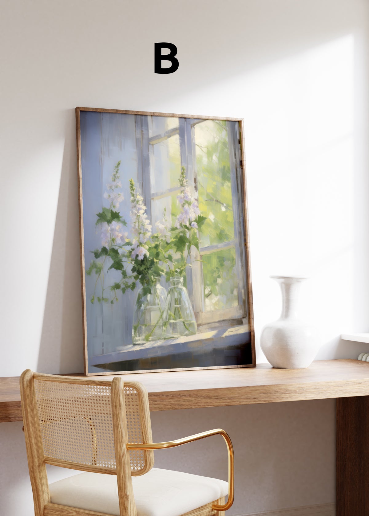 Postermotiv B: Zarte Blumen in einer Glasvase auf einer sonnigen Fensterbank. Im Holzrahmen auf einem Schreibtisch.