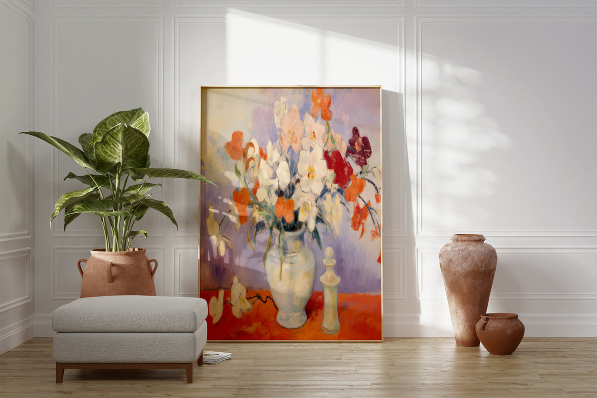 Großes gerahmtes Poster an einer hellen Wohnzimmerwand neben Sessel, Pflanze und Vase. Motiv: Weiße und orange Blüten in einem hellen Krug auf einem roten Tisch.
