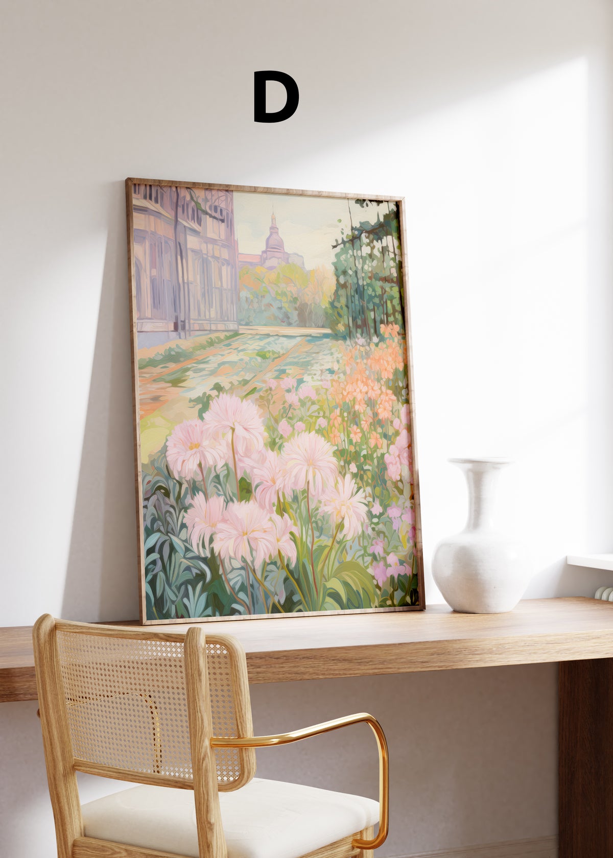 Postermotiv D: Rosa Blumen vor einer pastellfarbenen Stadtansicht. Im Holzrahmen auf einem Schreibtisch.