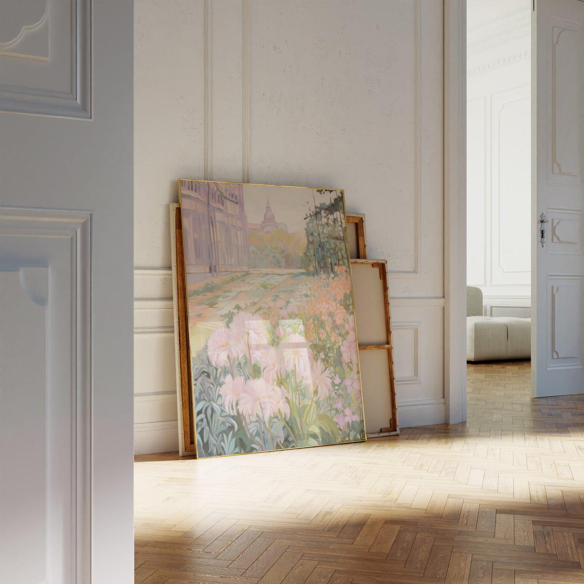 Gerahmtes Poster neben einer großen weißen Vase an einer Wand mit Zierleisten. Motiv: Rosa Blumen vor einer pastellfarbenen Stadtansicht.