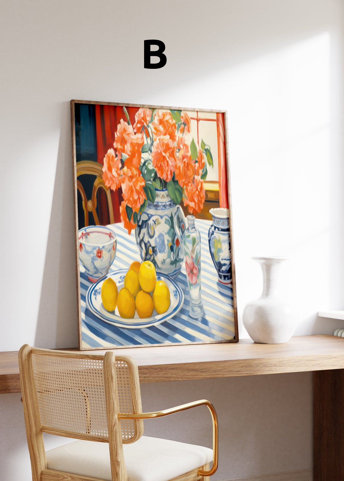 Postermotiv B: Orangefarbene Blumen in einer blau-weißen Vase neben Zitronen. Im Holzrahmen auf einem Schreibtisch.