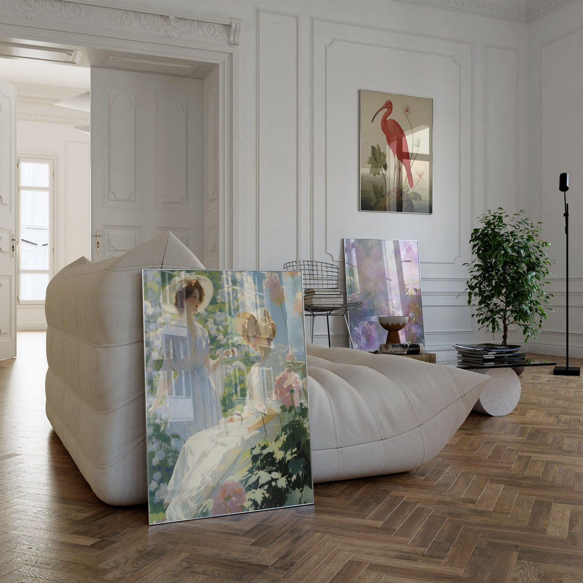 Helles Wohnzimmer mit weißem Sofa und Postern mit Frauen im Blumengarten, einem roten Ibis und Pastellblüten.