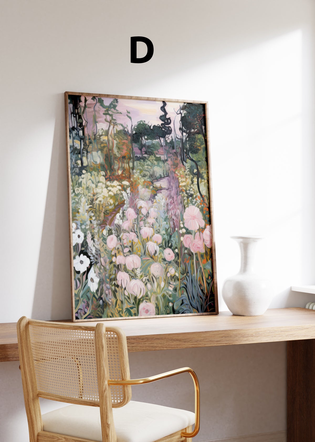 Postermotiv D: Üppiger Garten mit rosa und weißen Blumen und verschlungenen Baumstämmen. Im Holzrahmen auf einem Schreibtisch.