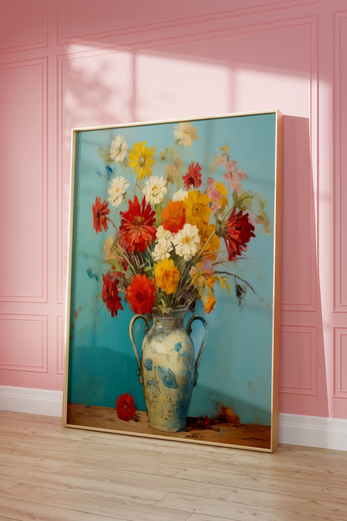 Gerahmtes Poster vor einer rosa Wand mit warmen Fensterschatten. Motiv: Bunter Blumenstrauß in einer hellblauen Vase vor türkisfarbenem Hintergrund.