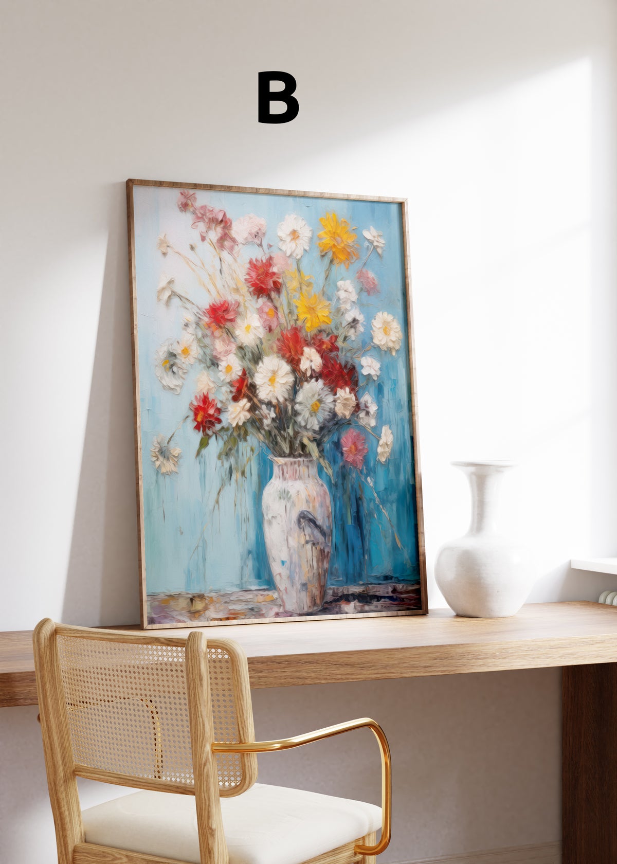Postermotiv B: Bunter Blumenstrauß in einer hellen Vase vor blauem Hintergrund. Im Holzrahmen auf einem Schreibtisch.