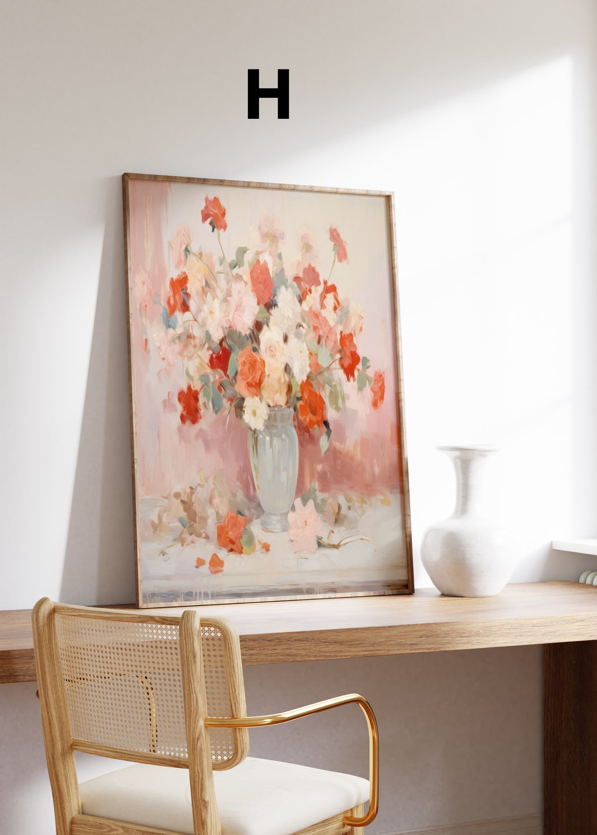 Postermotiv H: Lockerer Blumenstrauß in Rosa, Rot und Weiß in einer hellen Vase. Im Holzrahmen auf einem Schreibtisch.