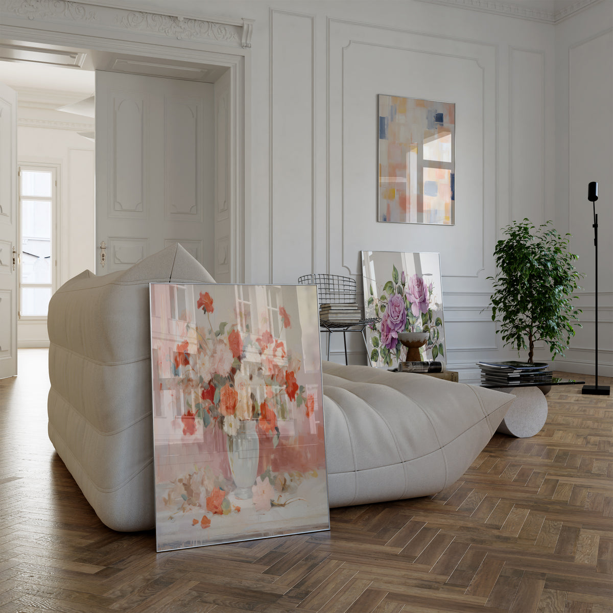 Poster in einem hellen Wohnzimmer mit weißem Sofa. Motive: Lockerer Blumenstrauß in Rosa, Rot und Weiß in einer hellen Vase; Abstrakte Farbfelder in zartem Rosa, Gelb, Weiß und Blau; Lila Rosen mit grünen Blättern vor cremefarbenem Hintergrund.
