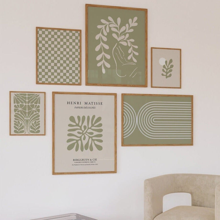 Mehrteiliges Set moderner Kunstdrucke mit abstrakten, botanischen Motiven in grüner und cremefarbener Farbpalette auf Baumwollposter für stilvolle Wohnraumgestaltung