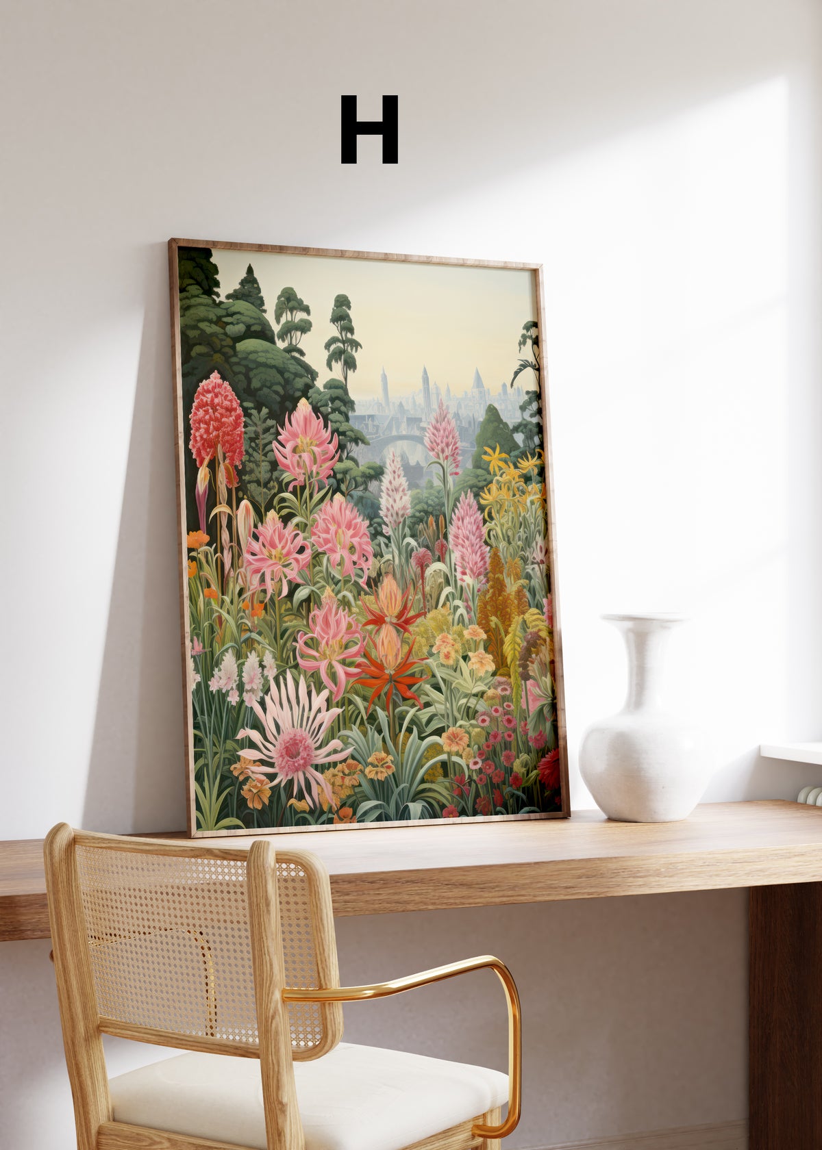 Postermotiv H: Farbenfroher Blumengarten mit rosa und roten Blüten vor einer fernen Stadt. Im Holzrahmen auf einem Schreibtisch.