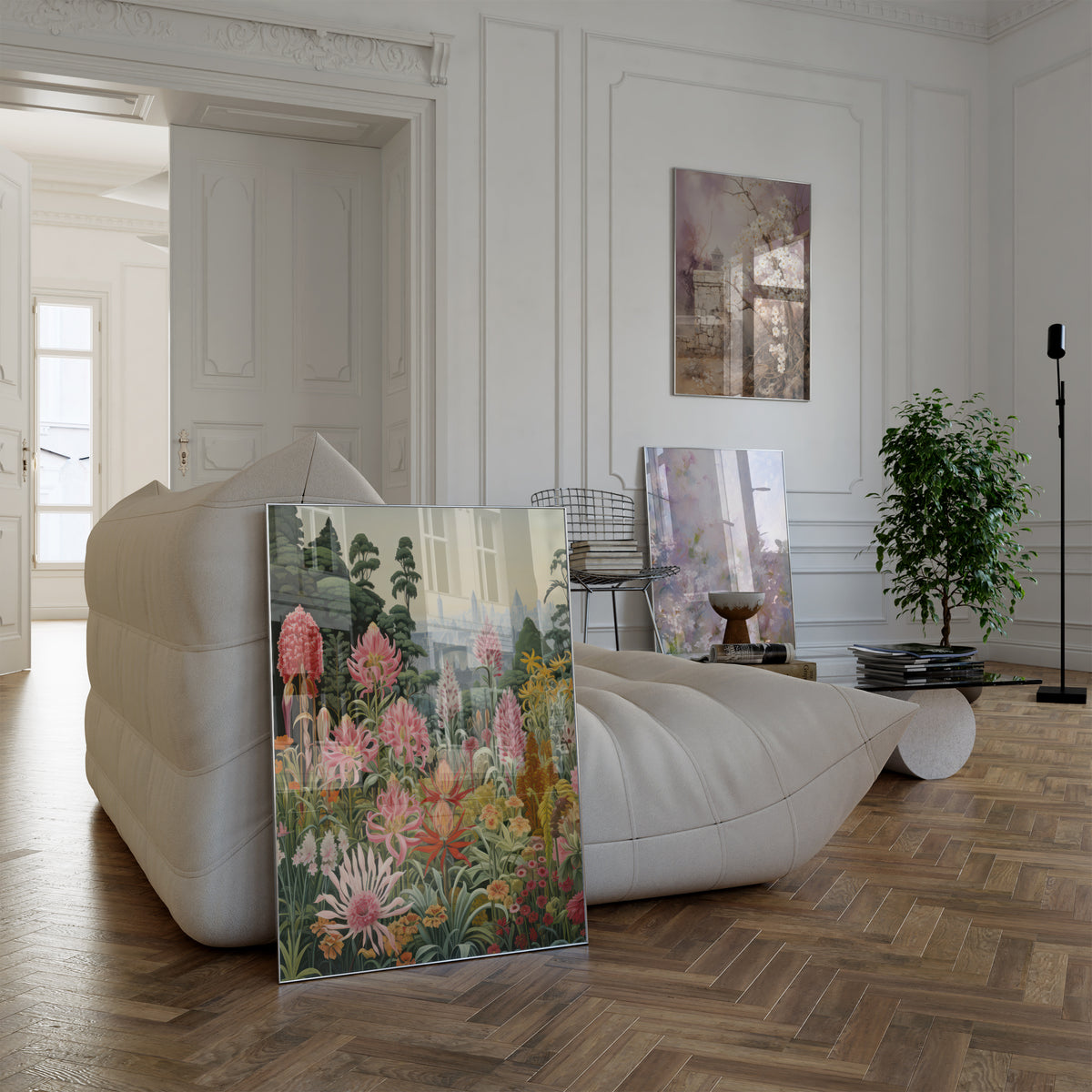 Poster in einem hellen Wohnzimmer mit weißem Sofa. Motive: Farbenfroher Blumengarten mit rosa und roten Blüten vor einer fernen Stadt; Weiße Blüten an einem Zweig neben einer alten Steinmauer; Zarte rosa und lila Blüten in einer verträumten Pastelllandschaft.