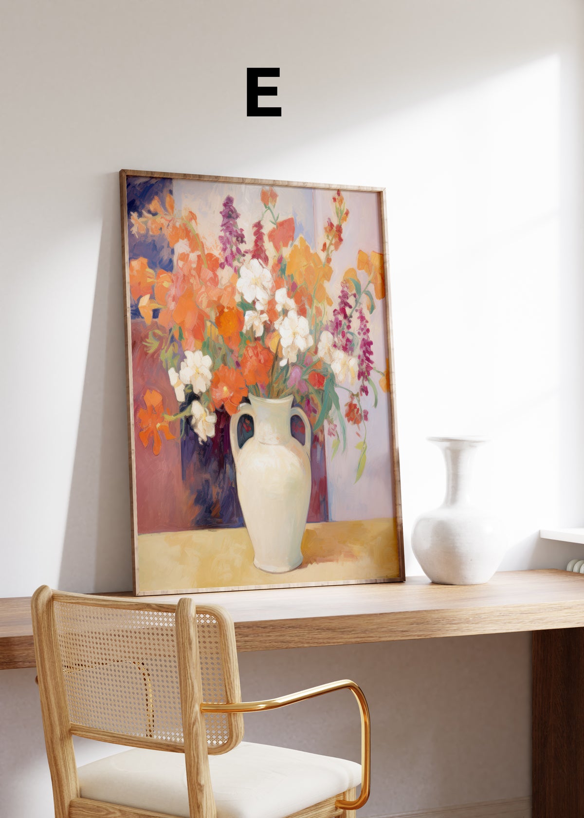 Postermotiv E: Bunter Blumenstrauß in einer cremefarbenen Keramikvase. Im Holzrahmen auf einem Schreibtisch.