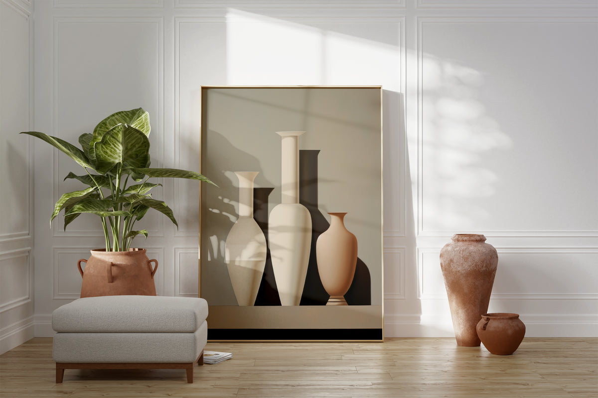 Großes gerahmtes Poster an einer hellen Wohnzimmerwand neben Sessel, Pflanze und Vase. Motiv: Drei minimalistische Vasen in Creme und Beige mit klaren Schatten.