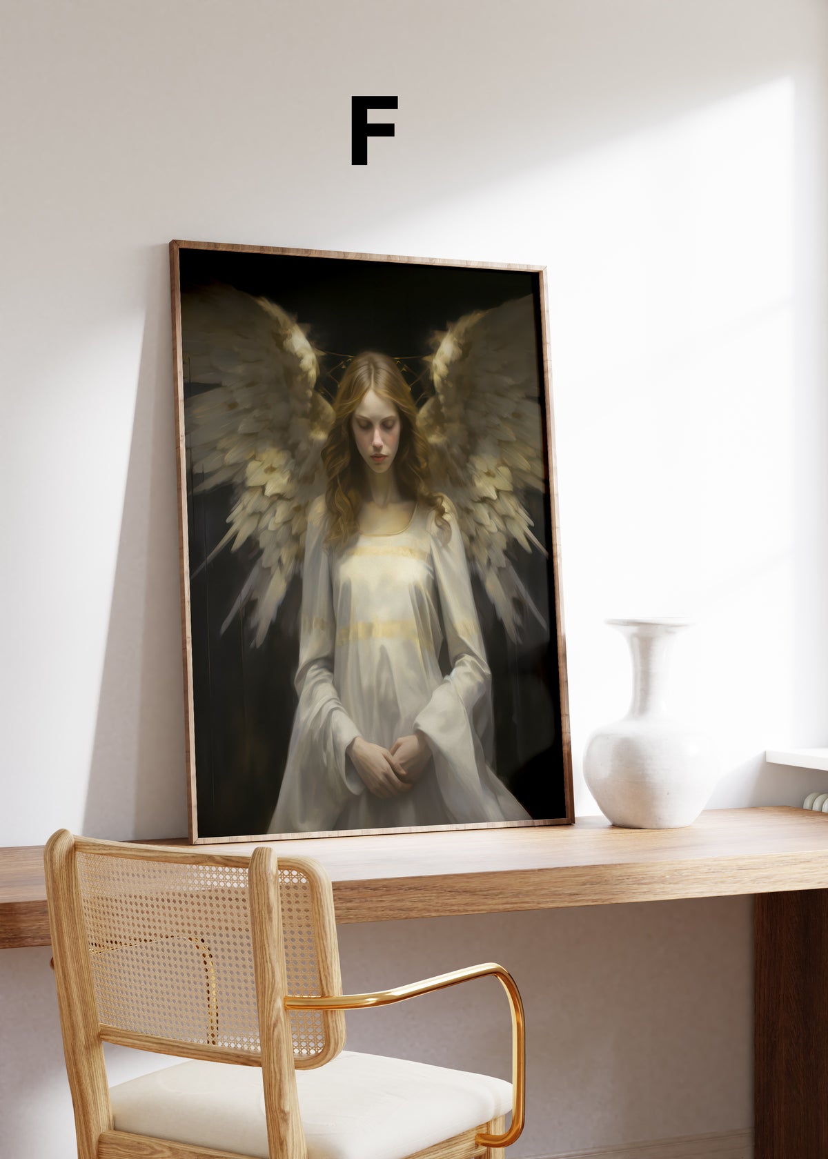 Postermotiv F: Engelsfigur im weißen Kleid mit großen Flügeln vor dunklem Hintergrund. Im Holzrahmen auf einem Schreibtisch.