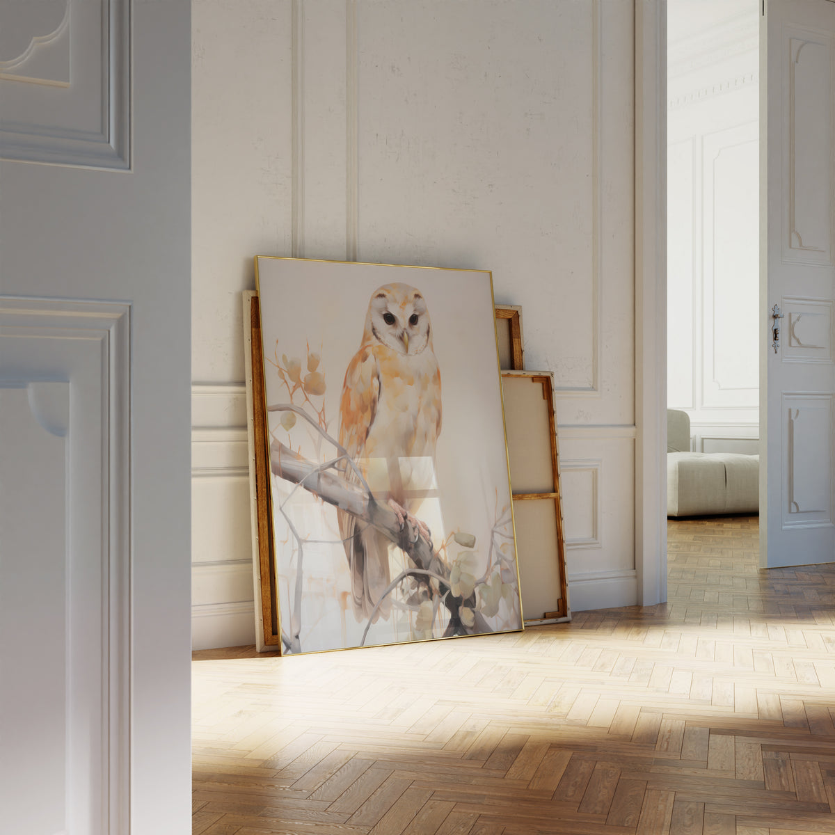 Gerahmtes Poster neben einer großen weißen Vase an einer Wand mit Zierleisten. Motiv: Helle Eule auf einem Ast vor zartem Hintergrund.