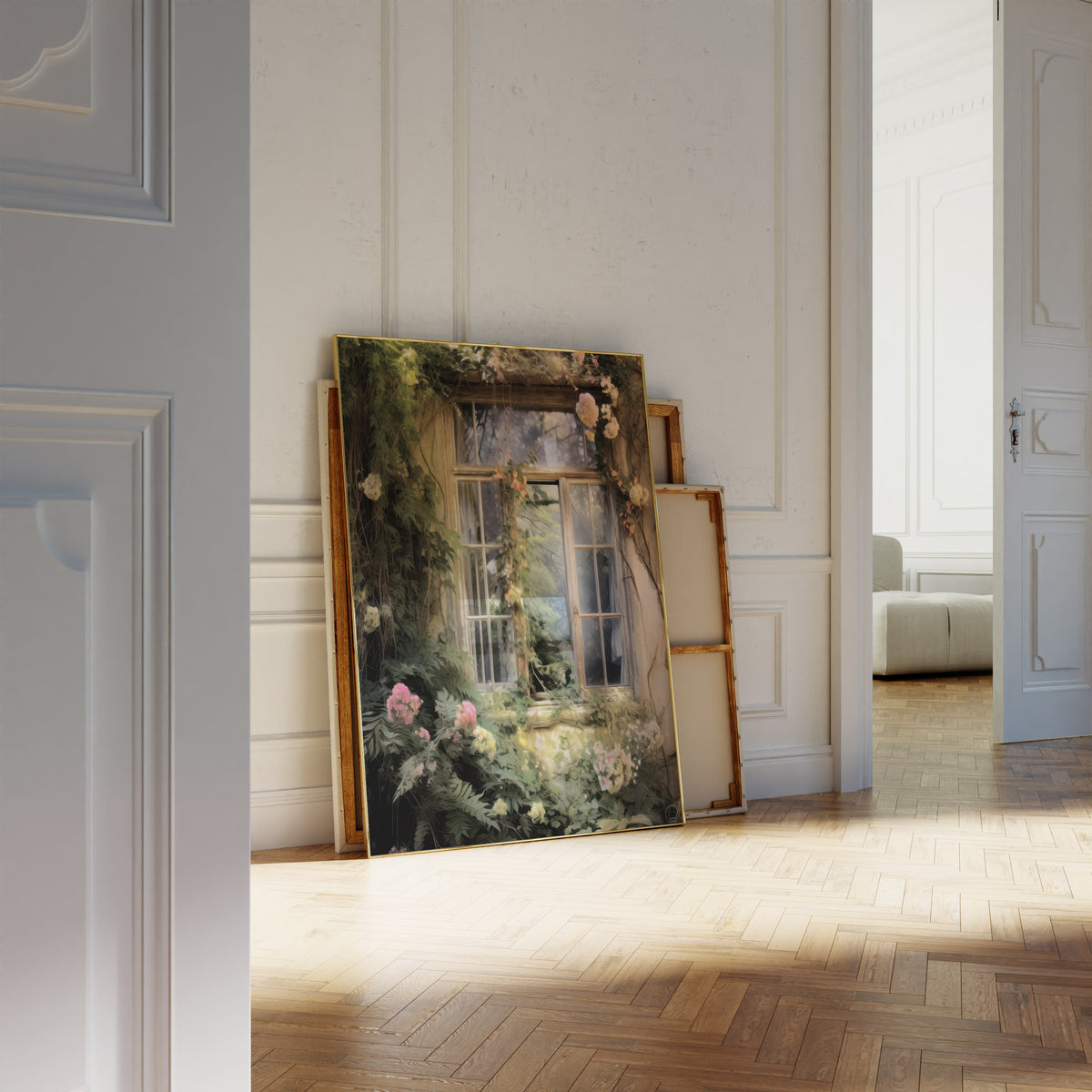 Gerahmtes Poster neben einer großen weißen Vase an einer Wand mit Zierleisten. Motiv: Altes Fenster mit grünen Ranken und rosa Rosen im warmen Licht.