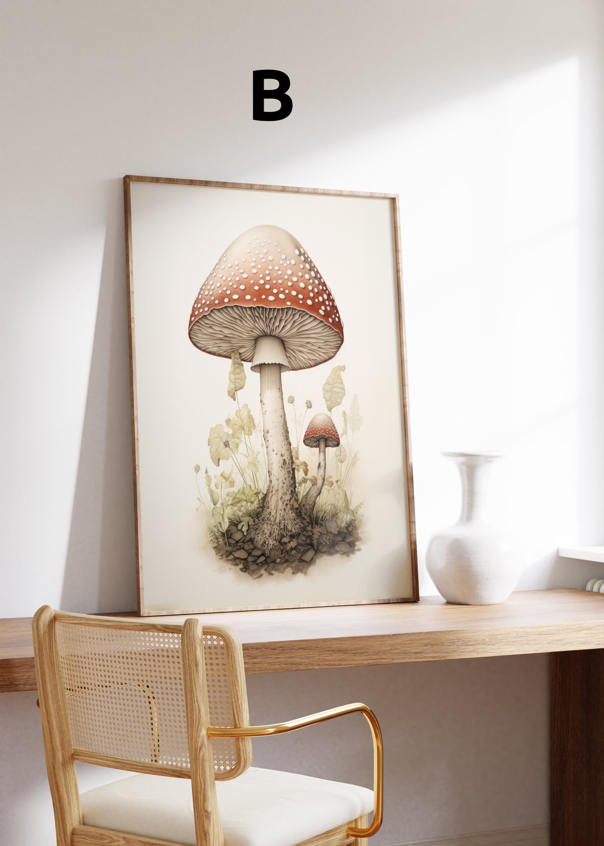 Postermotiv B: Botanische Darstellung eines großen und eines kleinen Fliegenpilzes vor hellem Hintergrund. Im Holzrahmen auf einem Schreibtisch.
