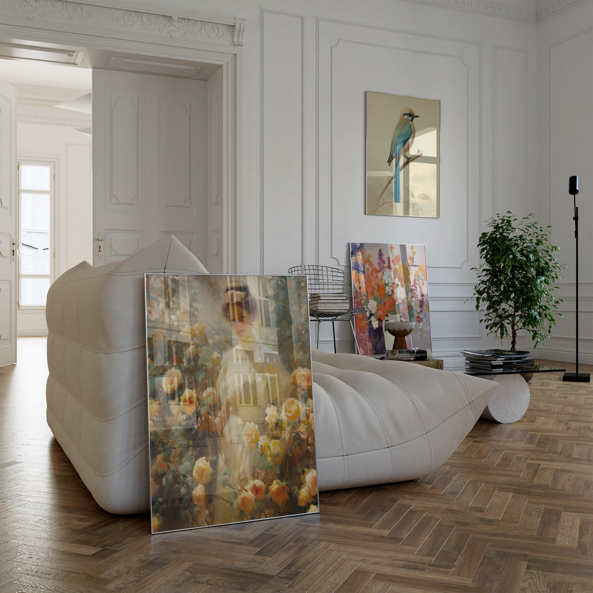 Poster in einem hellen Wohnzimmer mit weißem Sofa. Motive: Frau im hellen Kleid umgeben von gelben Rosen; Vogel mit blauem Gefieder auf einem dünnen Zweig; Bunter Blumenstrauß in einer cremefarbenen Keramikvase.