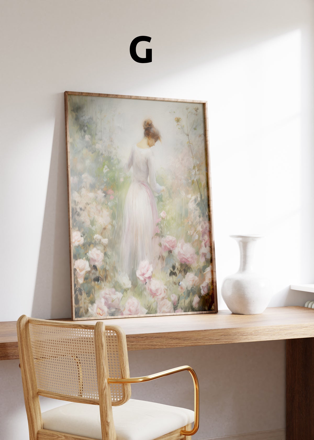 Postermotiv G: Eine Frau im hellen Kleid in einem pastellfarbenen Rosengarten. Im Holzrahmen auf einem Schreibtisch.