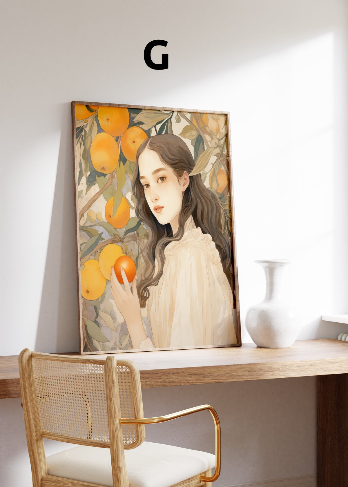 Postermotiv G: Illustration einer Frau mit einer Orange vor Zweigen eines Orangenbaums. Im Holzrahmen auf einem Schreibtisch.