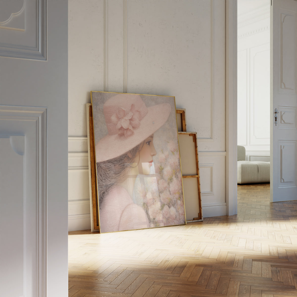 Gerahmtes Poster neben einer großen weißen Vase an einer Wand mit Zierleisten. Motiv: Profilporträt einer Frau mit breitem rosa Hut neben zarten Blüten.