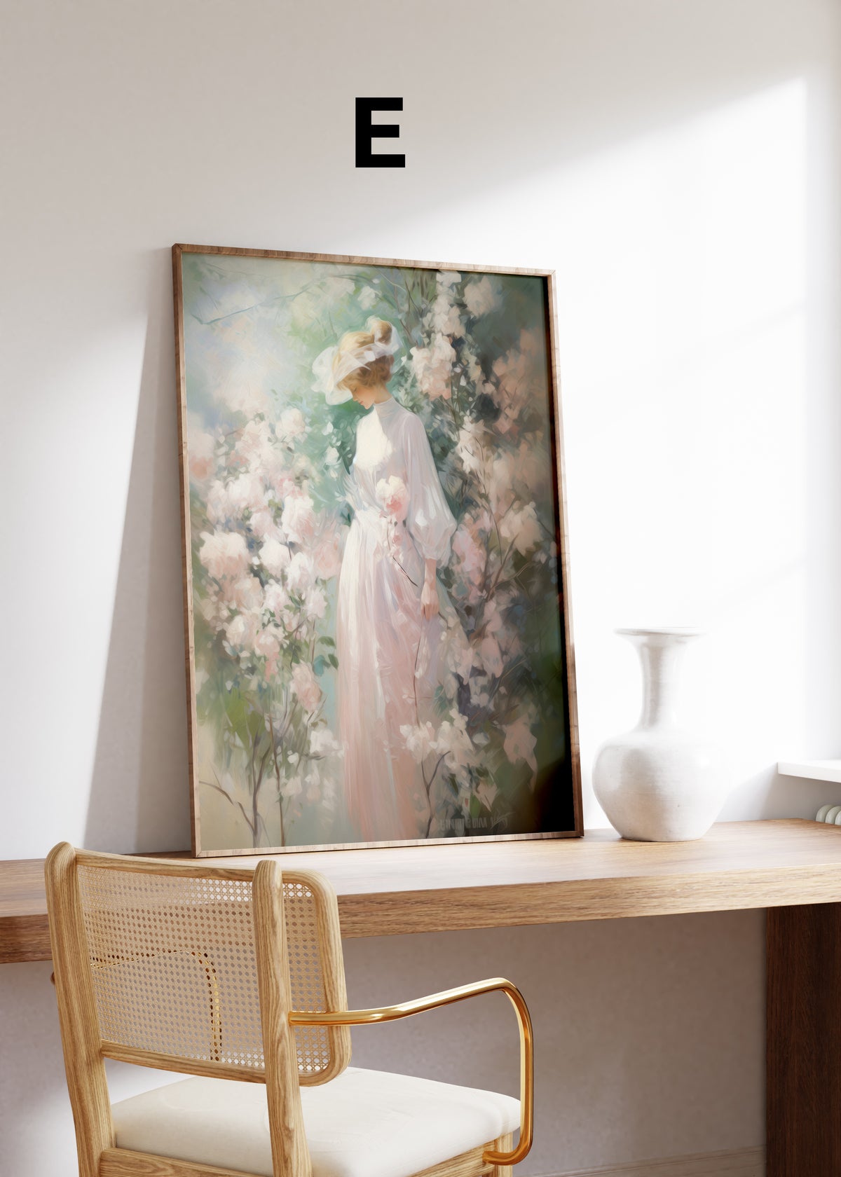Postermotiv E: Eine Frau im rosa Kleid und Sonnenhut zwischen üppigen Blüten. Im Holzrahmen auf einem Schreibtisch.