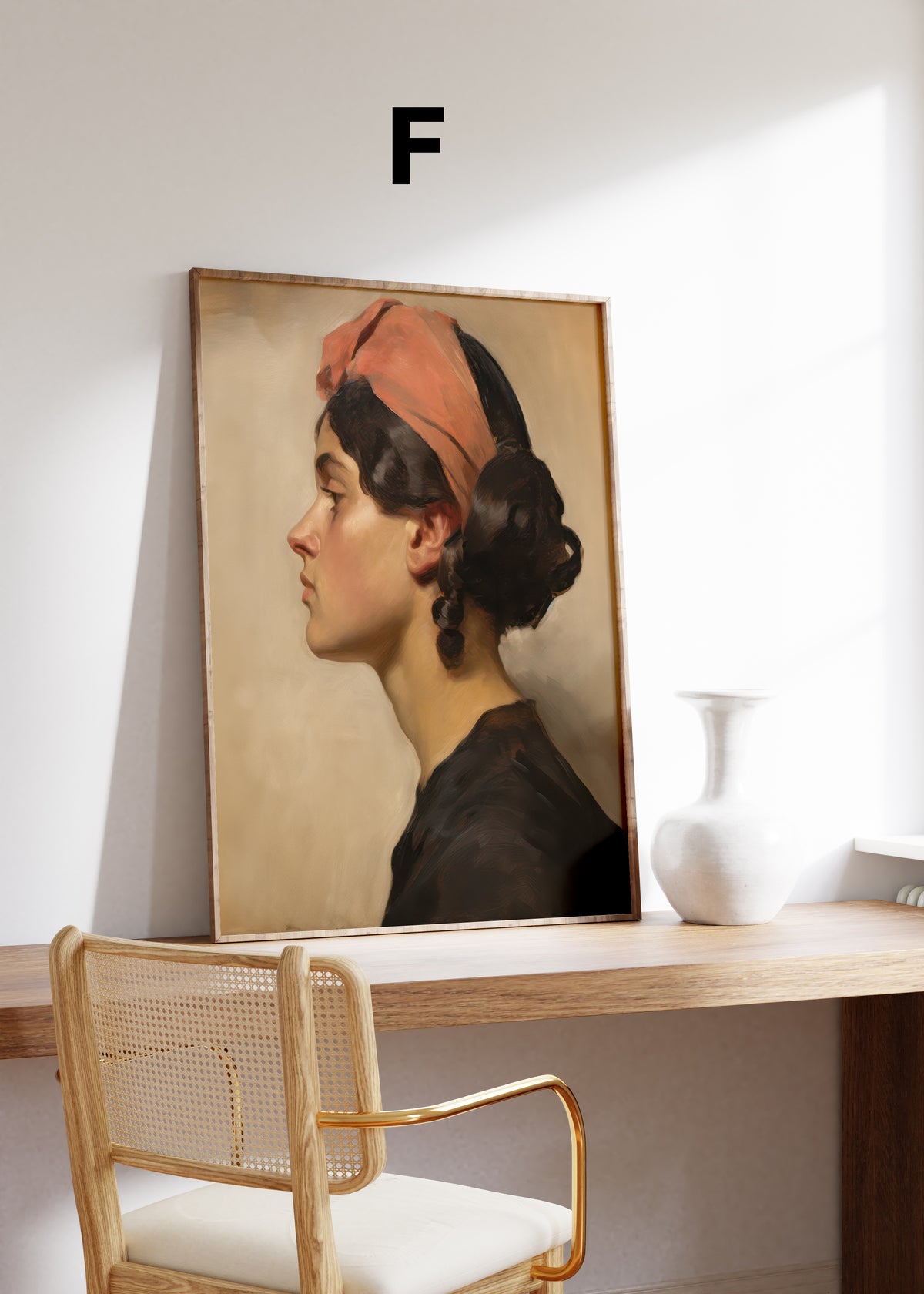 Postermotiv F: Klassisches Profilporträt einer dunkelhaarigen Frau mit rotem Kopftuch. Im Holzrahmen auf einem Schreibtisch.