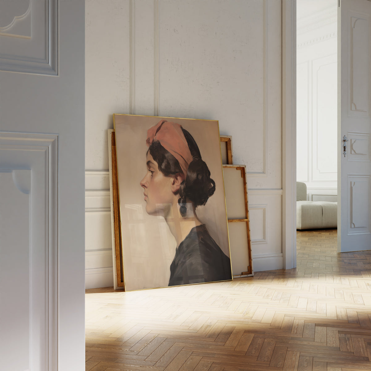 Gerahmtes Poster neben einer großen weißen Vase an einer Wand mit Zierleisten. Motiv: Klassisches Profilporträt einer dunkelhaarigen Frau mit rotem Kopftuch.