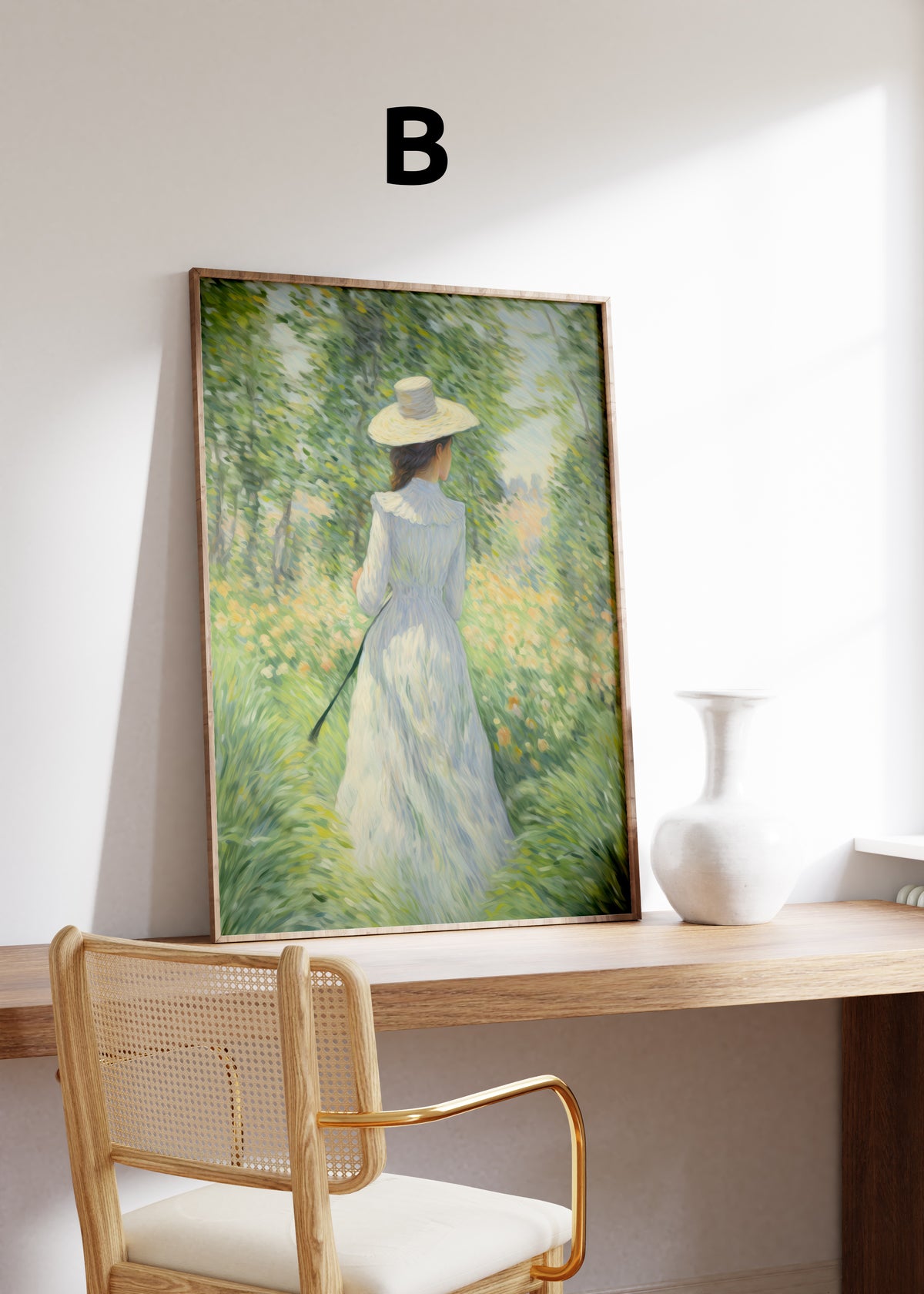 Postermotiv B: Eine Frau im hellen Kleid und Sonnenhut auf einer sommerlichen Blumenwiese. Im Holzrahmen auf einem Schreibtisch.