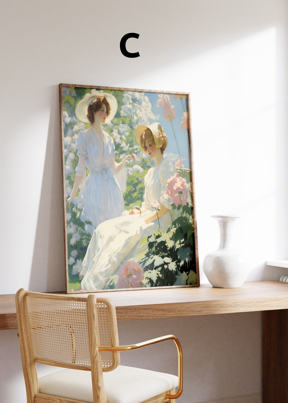 Poster mit zwei Frauen in hellen Kleidern und Sonnenhüten in einem blühenden Garten, im Holzrahmen – Variante C.