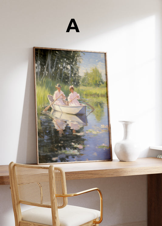 Postermotiv A: Zwei Frauen in einem Ruderboot auf einem ruhigen Gewässer. Im Holzrahmen auf einem Schreibtisch.