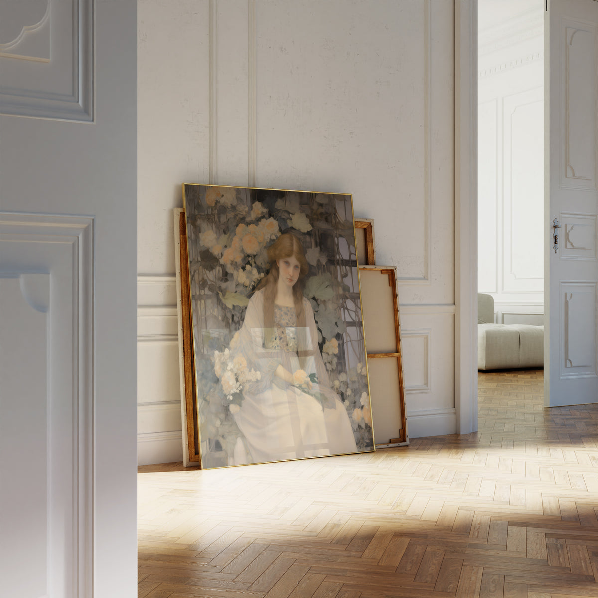 Gerahmtes Poster neben einer großen weißen Vase an einer Wand mit Zierleisten. Motiv: Frau in einem hellen Kleid zwischen gelben Rosen.