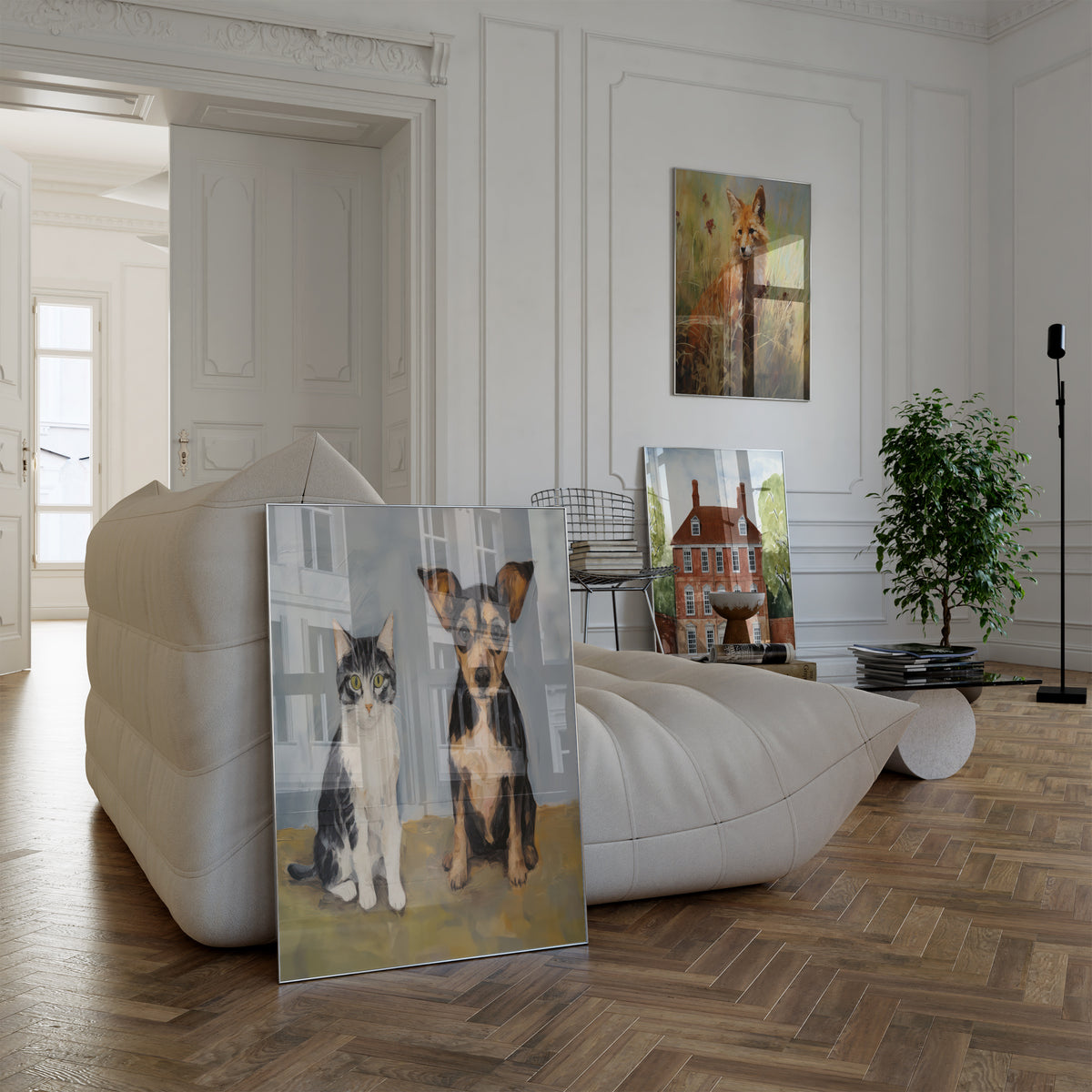 Poster in einem hellen Wohnzimmer mit weißem Sofa. Motive: Eine kleine Katze und ein brauner Hund nebeneinander vor einem graublauen Hintergrund; Ein roter Fuchs zwischen Gräsern und kleinen Wiesenblumen; Rotes Backsteinhaus mit weißen Fenstern zwischen grünen Bäumen.