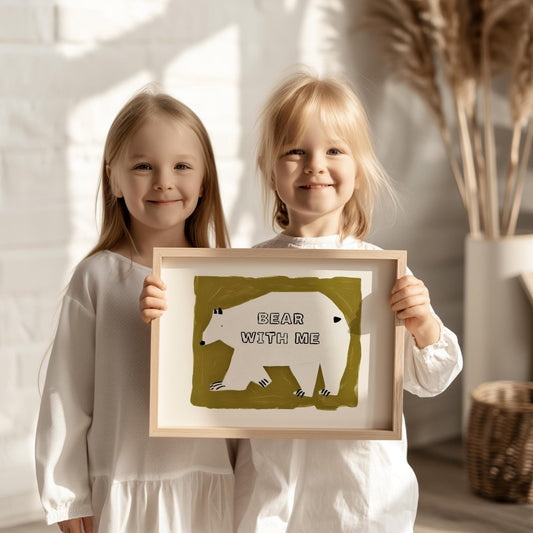 Poster Kinderzimmer Bär · Bear With Me Wortspiel · Lustiges Tierposter mit Spruch · Coole Wanddeko für Kinderzimmer · Dekoprint ohne Rahmen - justgoodmood