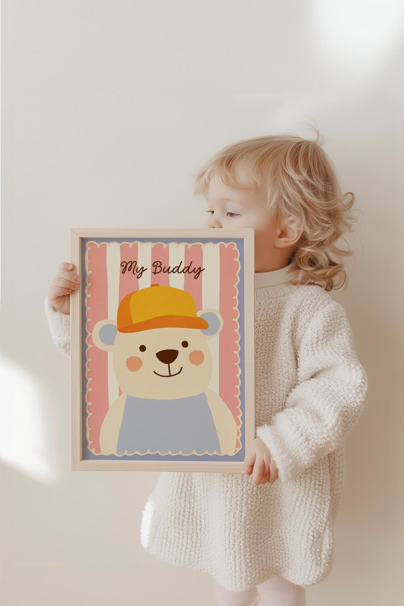 Poster Kinderzimmer Bär · My Buddy Schriftzug · Süßes Tierposter mit Mütze · Rosa & Pastell Deko · Freundliches Wandbild · Ohne Rahmen - justgoodmood